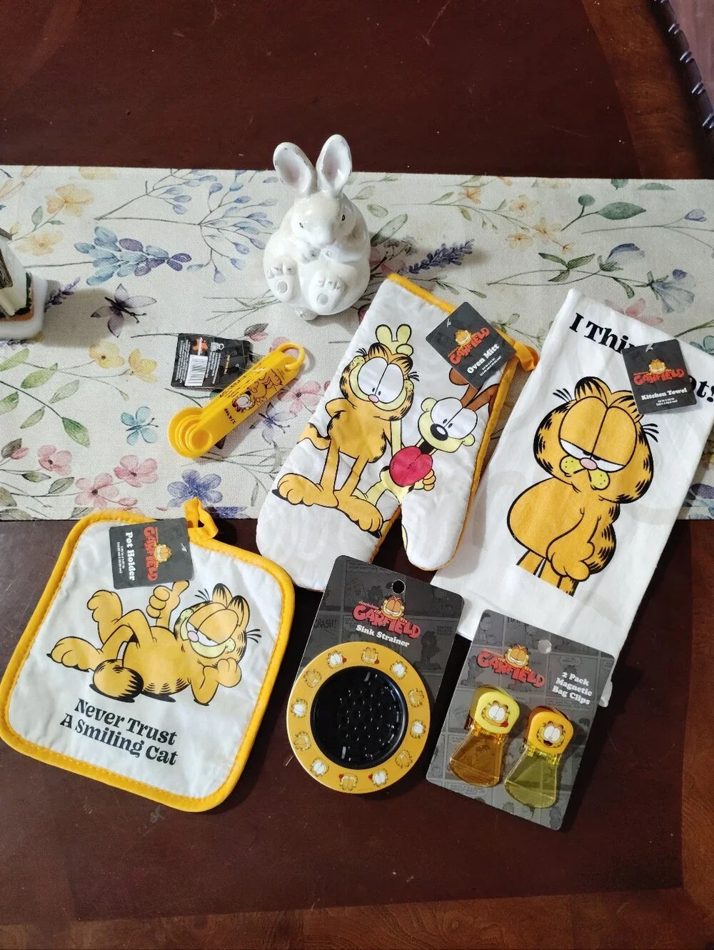 Garfield-themed kitchen items set